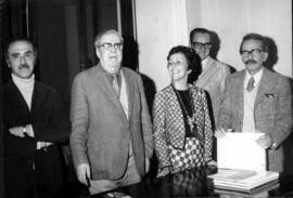 Sérgio Buarque de  Holanda autografando o livro "Velhas Fazendas do Vale do Paraíba"