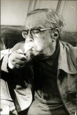 Sérgio Buarque de Holanda e seu cigarro